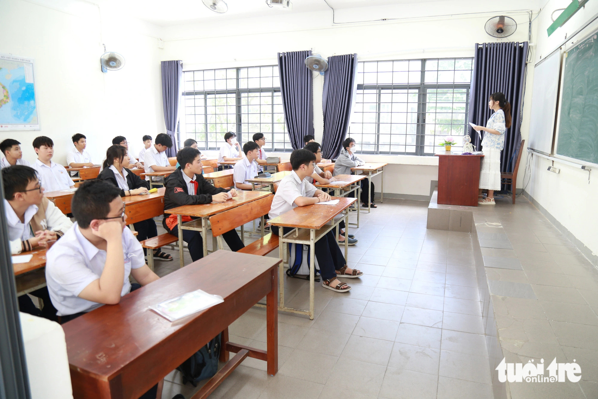 Thi vào lớp 10 Đà Nẵng: Thí sinh trường top giữa mất ngủ, top đầu thoải mái- Ảnh 3. Thí sinh nghe quy chế thi sáng 1-6 tại điểm thi Trường THPT Phan Châu Trinh (Đà Nẵng) - Ảnh: ĐOÀN NHẠN