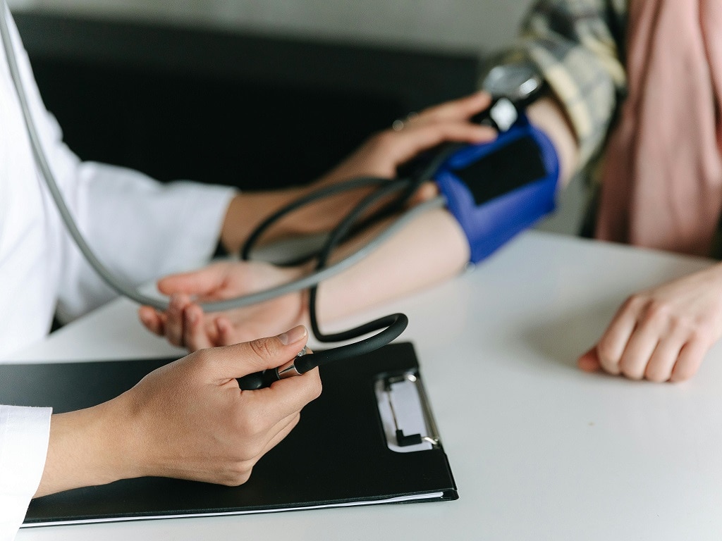 Vì sao người trên 50 tuổi cần kiểm tra huyết áp thường xuyên?- Ảnh 1.
