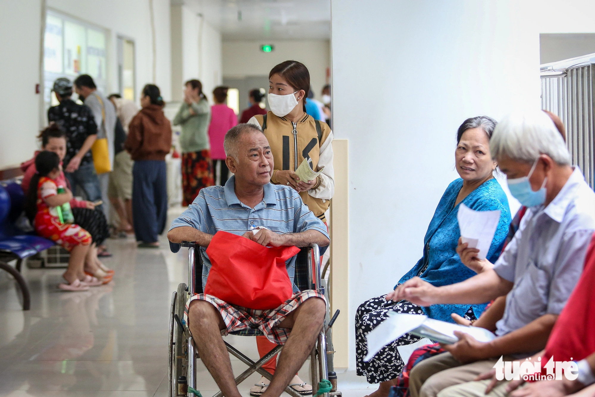 Cận cảnh 3 bệnh viện cửa ngõ TP.HCM sắp hoàn thành- Ảnh 3. "Lớn tuổi rồi ai cũng ngại phải di chuyển xa, khám gần nhà thế này chúng tôi tiết kiệm được rất nhiều thời gian, chi phí di chuyển. Bà con ở đây cũng mong chờ tòa B sớm khánh thành để bệnh viện càng thêm khang trang, hiện đại" - bệnh nhân Minh chia sẻ khi khám tại Bệnh viện Đa khoa khu vực Hóc Môn chiều 29-5.