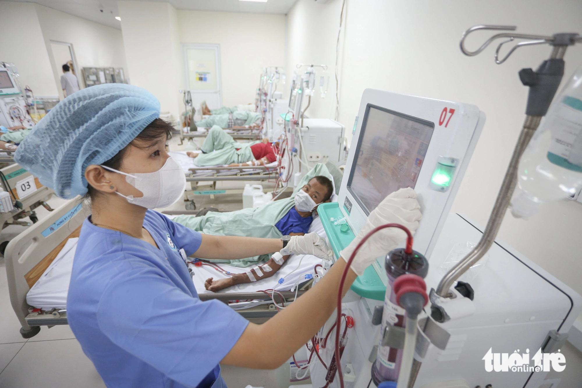 Cận cảnh 3 bệnh viện cửa ngõ TP.HCM sắp hoàn thành- Ảnh 7. Ngày 5-3-2024, bệnh viện hoàn thành việc di dời toàn bộ khoa nội thận - lọc máu sang cơ sở mới. 13 năm ròng rã ngược xuôi ở các bệnh viện để chiến đấu với bệnh, anh Hà Tấn Đạt (36 tuổi) phấn khởi khi giờ đây có thể chạy thận hằng tuần ngay tại bệnh viện gần nhà. "Nhà đơn chiếc, mẹ tôi cũng lớn tuổi rồi, nên giờ về gần nhà tôi có thể tự tới lui bệnh viện, cũng an tâm để điều trị bệnh hơn" - anh Đạt nói