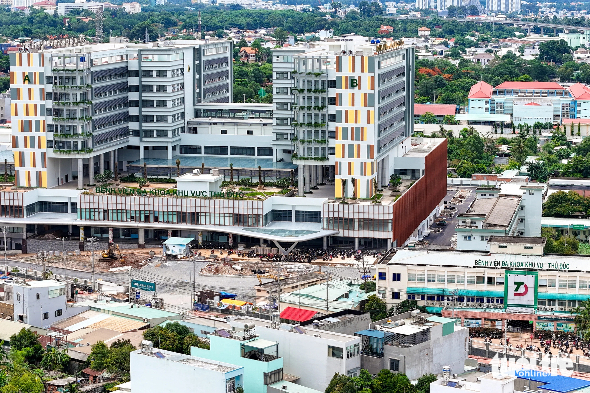 Cận cảnh 3 bệnh viện cửa ngõ TP.HCM sắp hoàn thành- Ảnh 11. Bệnh viện Đa khoa khu vực Thủ Đức tọa lạc tại số 64 đường Lê Văn Chí, phường Linh Trung, TP Thủ Đức đang hoàn thiện kế bên bệnh viện cũ.