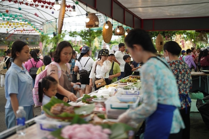 Phố ẩm thực giới thiệu tới du khách những món ăn, thức uống đặc trưng vùng miền Bắc - Trung - Nam tại hơn 20 gian hàng. Ảnh: SDL.