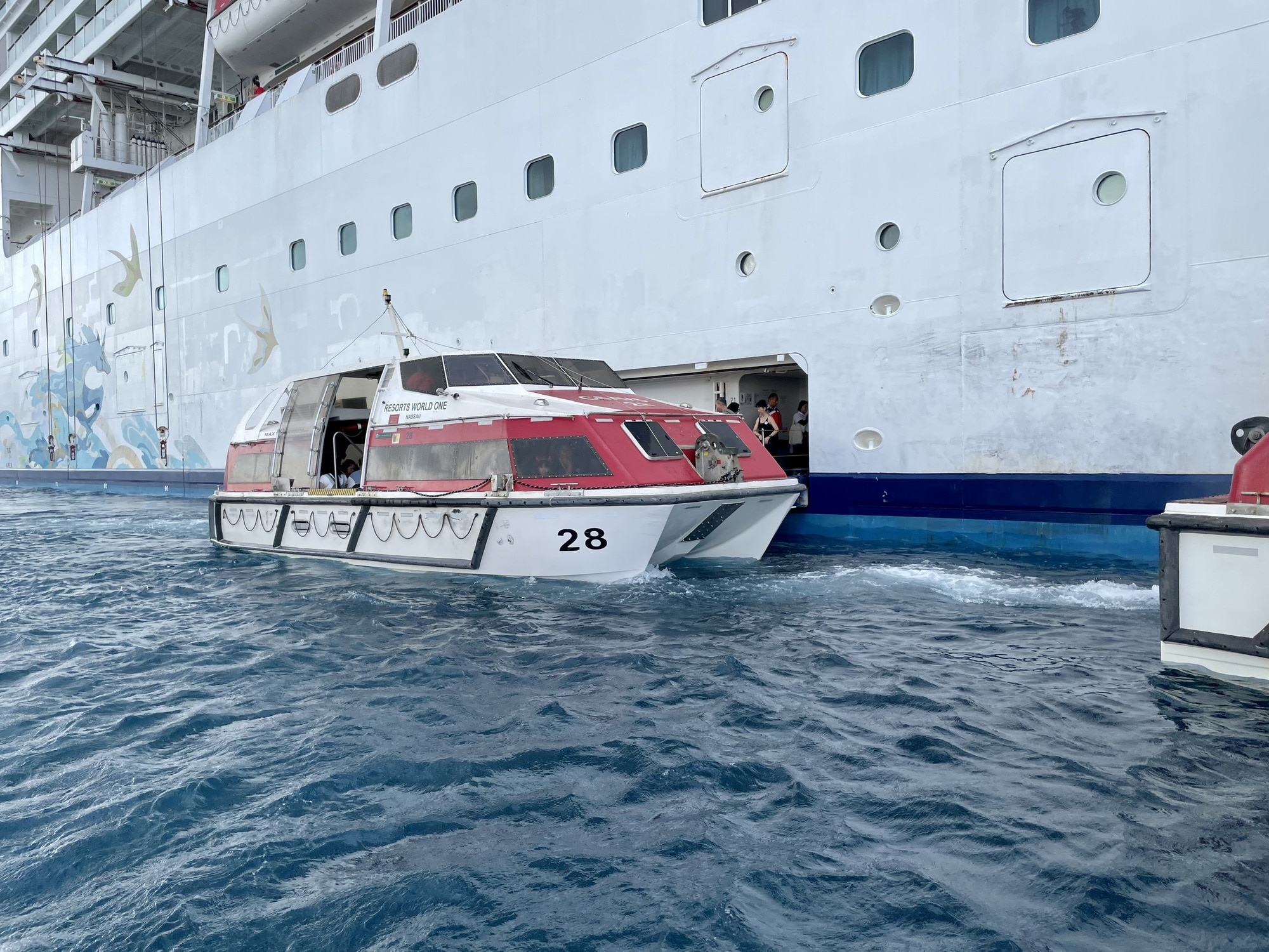 Tàu biển quốc tế Resorts World One có năng lực chở lên đến 2.600 khách. Thân tàu lớn nên phải dùng tàu nhỏ trung chuyển khách vào bờ. 