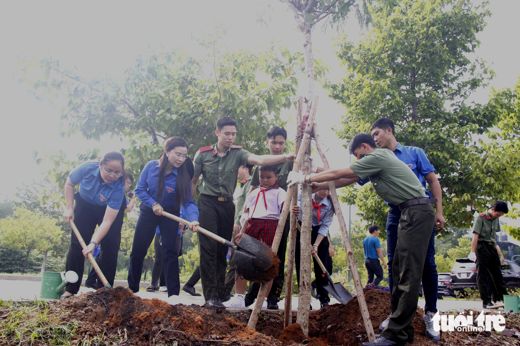 Thiếu nhi TP.HCM vui chơi, nhận quà trong ngày cao điểm vì đàn em- Ảnh 3. Trồng cây xanh tại khu đất dự án Cung thiếu nhi TP.HCM (TP Thủ Đức) - Ảnh: CÔNG TRIỆU