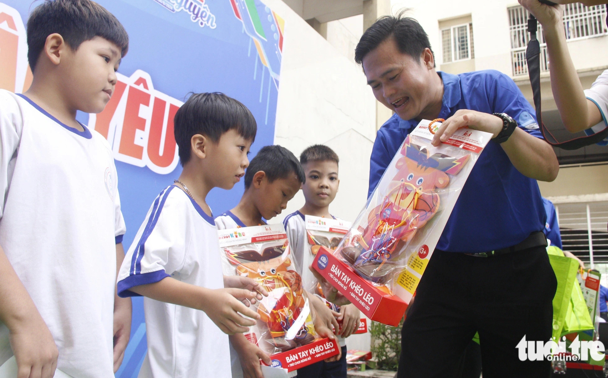 Thiếu nhi TP.HCM vui chơi, nhận quà trong ngày cao điểm vì đàn em- Ảnh 6. Trưởng Ban Văn hóa - Xã hội HĐND TP.HCM Cao Thanh Bình trao quà cho thiếu nhi phường An Phú - Ảnh: CÔNG TRIỆU