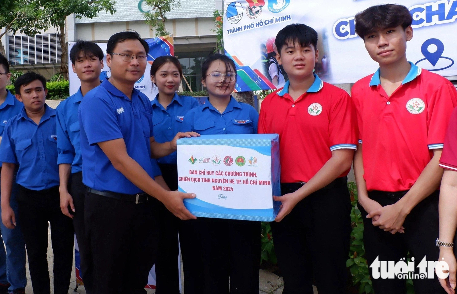 Thiếu nhi TP.HCM vui chơi, nhận quà trong ngày cao điểm vì đàn em- Ảnh 8. Phó bí thư Thành Đoàn TP.HCM Trương Minh Tước Nguyên trao quà đến đội hình chiến sĩ Hoa phượng đỏ tham gia thực hiện đường cờ Tổ quốc tại Thủ Đức sau lễ ra quân các chương trình, chiến dịch tình nguyện hè năm 2024 - Ảnh: K.ANH