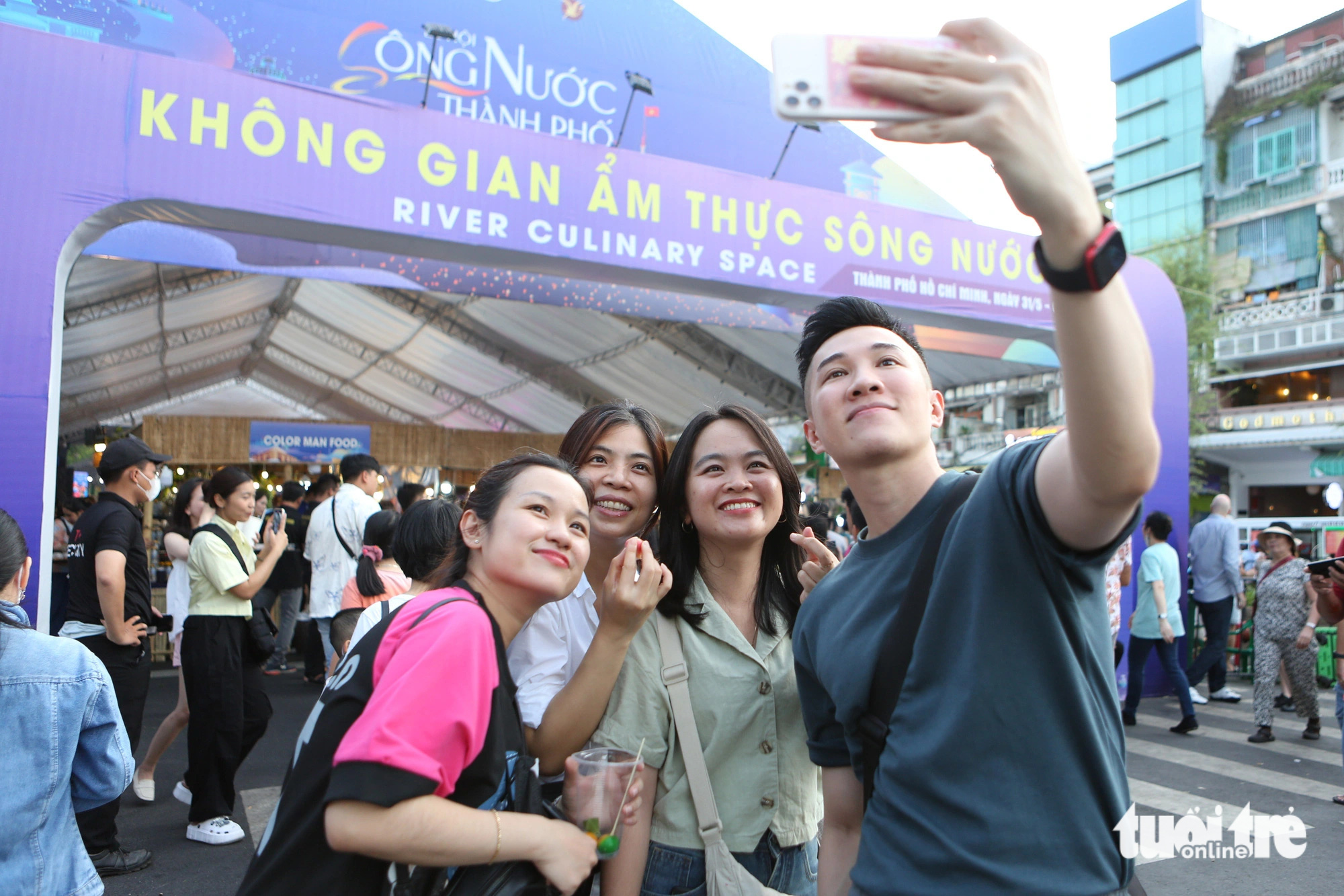 Không gian ẩm thực bán gần 3.000 bánh xèo, người dân TP.HCM xếp hàng chờ thưởng thức- Ảnh 3. Dù đã đến tham quan không gian vào ngày hôm trước, nhóm bạn của anh Long (bìa phải) vẫn chọn trở lại vào hôm nay để kịp thưởng thức hết các món ăn đặc sản - Ảnh: PHƯƠNG QUYÊN