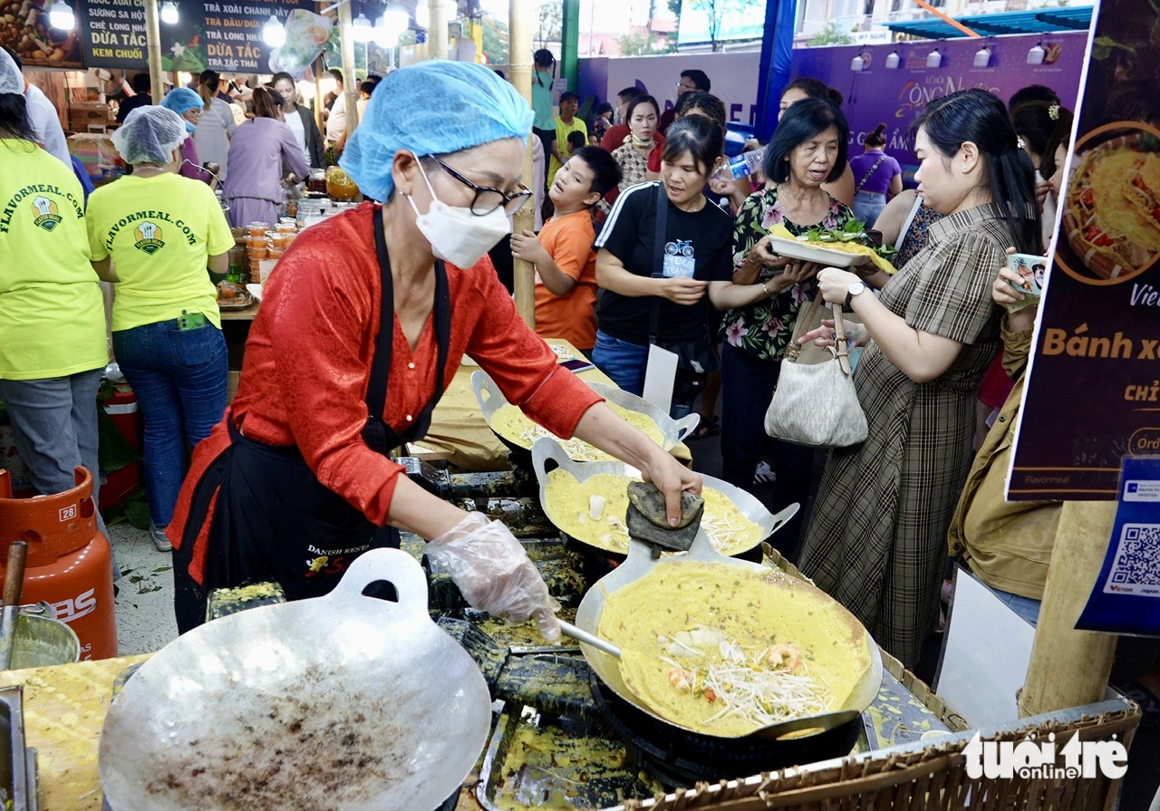 Đầu bếp Thu Tâm có nghề đổ bánh xèo hơn 20 năm phục vụ khách không ngơi tay - Ảnh: T.T.D. Đầu bếp Thu Tâm có nghề đổ bánh xèo hơn 20 năm phục vụ khách không ngơi tay - Ảnh: T.T.D.