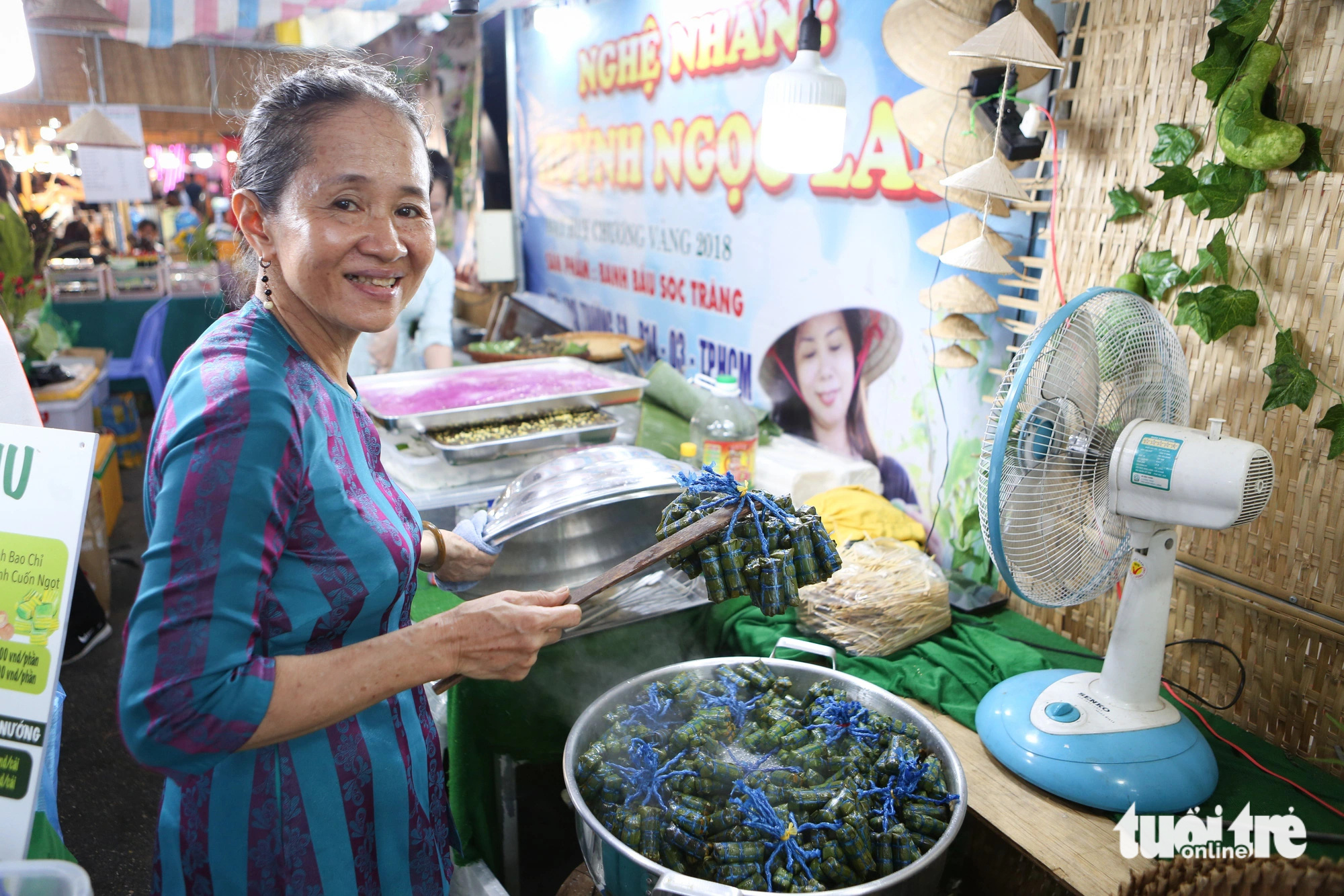 Không gian ẩm thực bán gần 3.000 bánh xèo, người dân TP.HCM xếp hàng chờ thưởng thức- Ảnh 6. Bếp bánh ở gian hàng của nghệ nhân Huỳnh Ngọc Lan liên tục đỏ lửa để cho ra đời những chiếc bánh thơm ngon phục vụ người dân - Ảnh: PHƯƠNG QUYÊN
