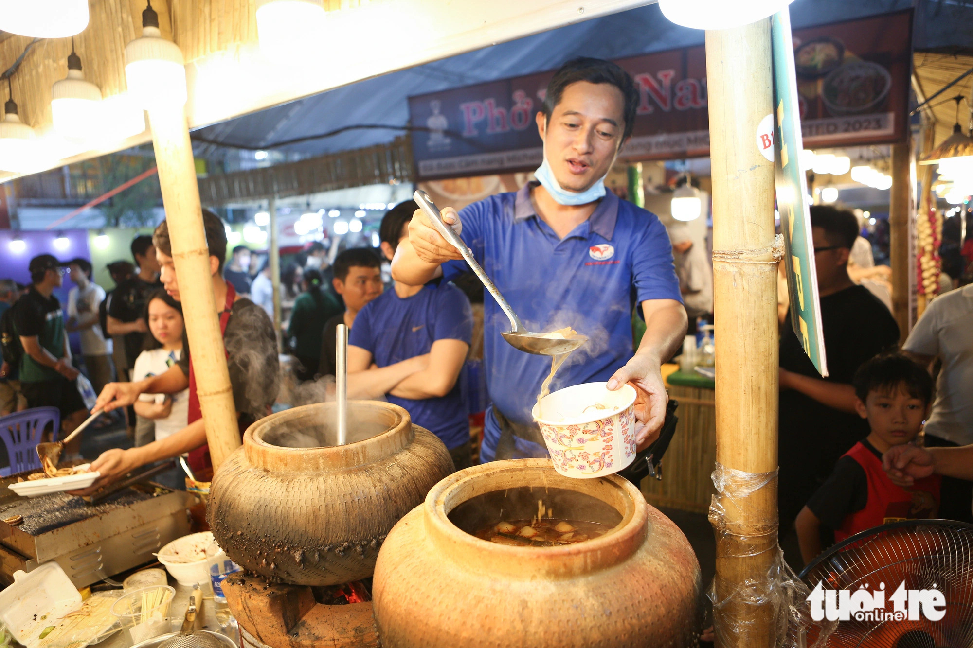 Không gian ẩm thực bán gần 3.000 bánh xèo, người dân TP.HCM xếp hàng chờ thưởng thức- Ảnh 7. Anh Thiện (chủ quầy bún mắm) không ngơi tay với nồi nước lèo - Ảnh: PHƯƠNG QUYÊN