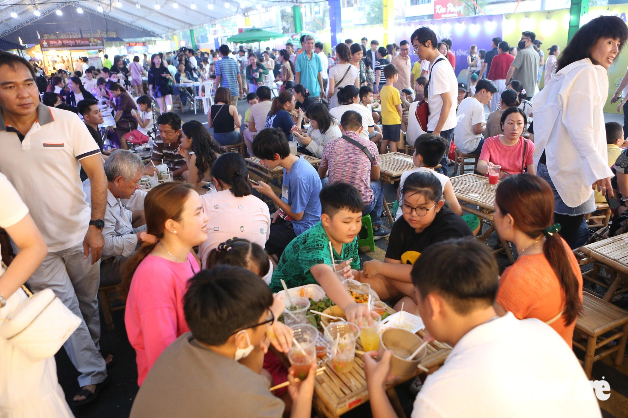 Không gian ẩm thực bán gần 3.000 bánh xèo, người dân TP.HCM xếp hàng chờ thưởng thức- Ảnh 12. Khu phục vụ khách ăn tại chỗ luôn kín khách - Ảnh: PHƯƠNG QUYÊN
