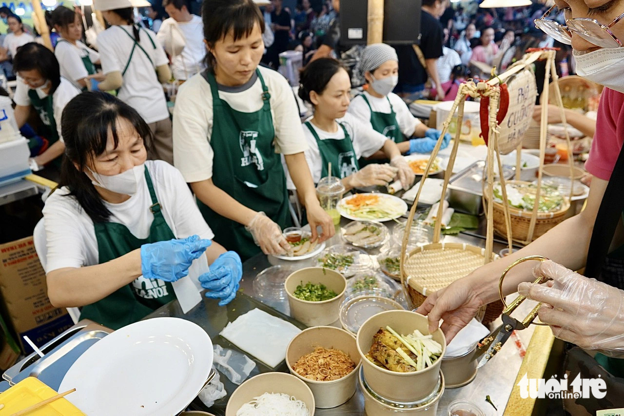 Không gian ẩm thực bán gần 3.000 bánh xèo, người dân TP.HCM xếp hàng chờ thưởng thức- Ảnh 13. Món phở cuốn Hà Nội được các đầu bếp làm liên tục không nghỉ - Ảnh: T.T.D.