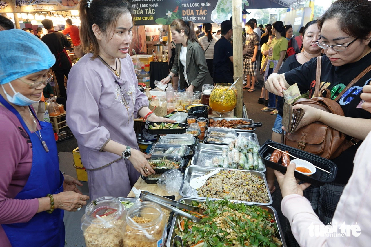 Không gian ẩm thực bán gần 3.000 bánh xèo, người dân TP.HCM xếp hàng chờ thưởng thức- Ảnh 14. Các món thuần chay cũng được nhiều khách chọn ăn - Ảnh: T.T.D.