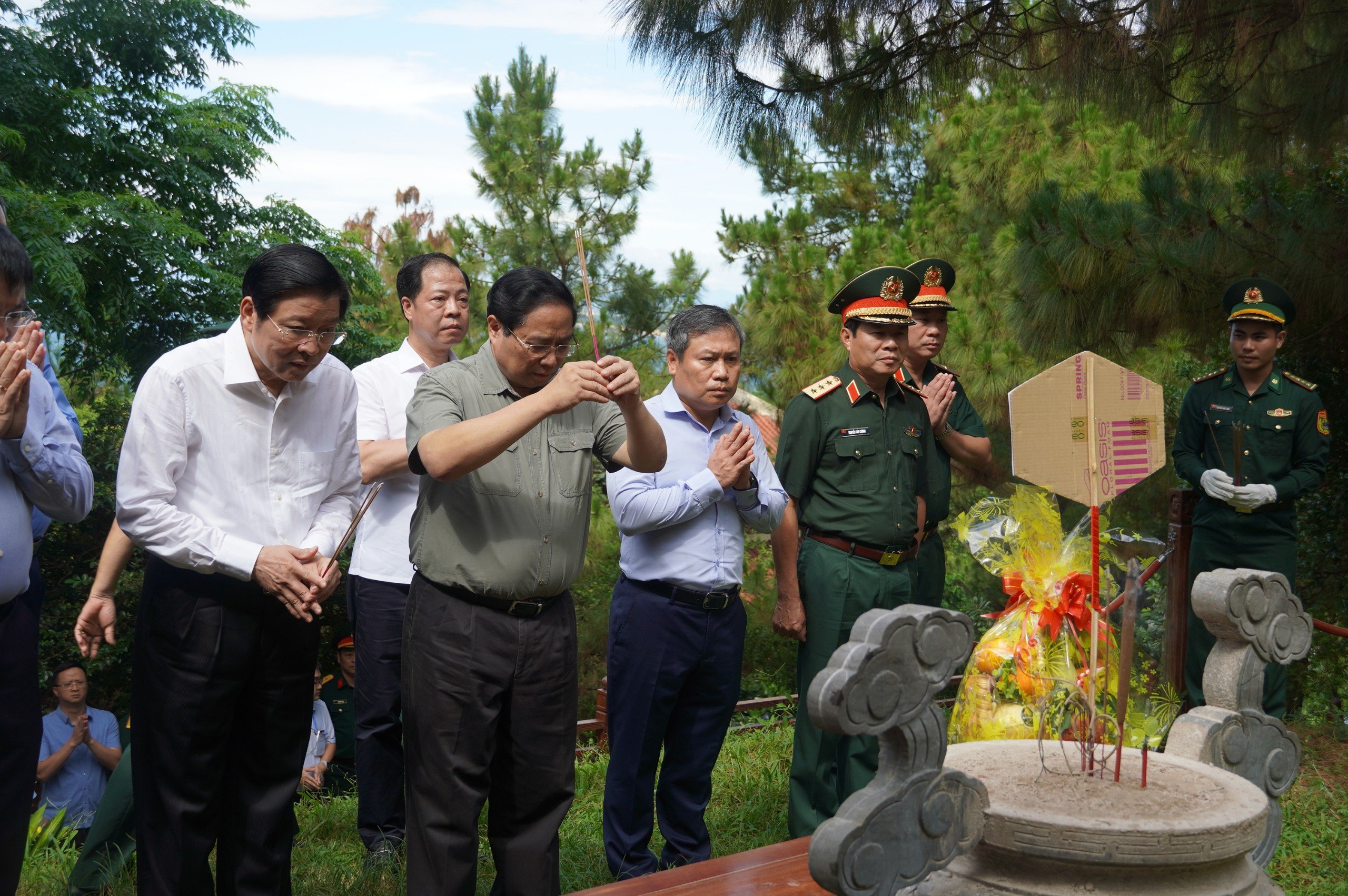 Thủ tướng Phạm Minh Chính viếng mộ Đại tướng Võ Nguyên Giáp ở Vũng Chùa - Đảo Yến- Ảnh 3. Thủ tướng Phạm Minh Chính viếng mộ Đại tướng Võ Nguyên Giáp ở Vũng Chùa - Đảo Yến- Ảnh 3.