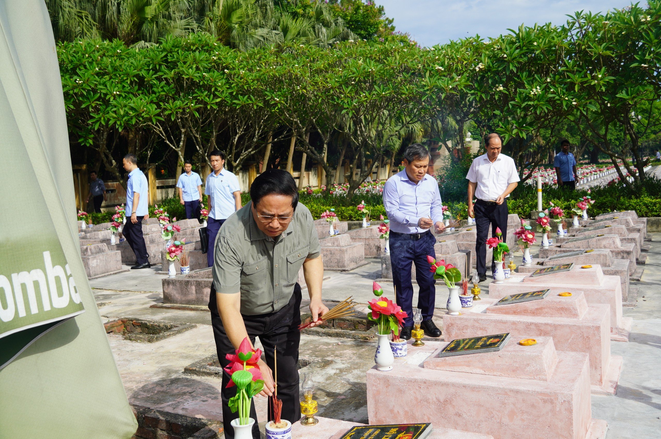 Thủ tướng Phạm Minh Chính viếng mộ Đại tướng Võ Nguyên Giáp ở Vũng Chùa - Đảo Yến- Ảnh 2. Thủ tướng Phạm Minh Chính viếng mộ Đại tướng Võ Nguyên Giáp ở Vũng Chùa - Đảo Yến- Ảnh 2.