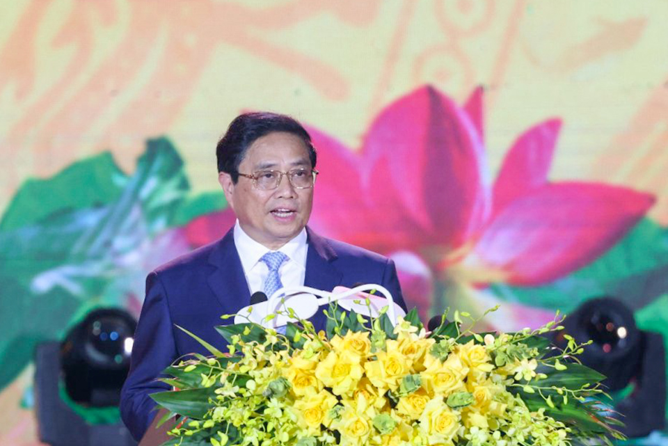 Thủ tướng Phạm Minh Chính nhấn mạnh, trong suốt lịch sử dựng nước và giữ nước của dân tộc ta, dù qua nhiều lần thay đổi địa giới và tên gọi, Quảng Bình luôn là vùng đất "địa linh, nhân kiệt", có vị trí chiến lược quan trọng của đất nước - Ảnh: VGP/Nhật Bắc
