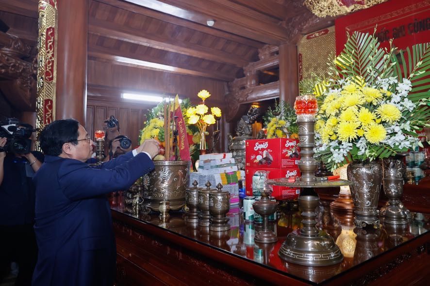 Thủ tướng Phạm Minh Chính dâng hương, dâng hoa tại Đền thờ Bác Hồ và các Anh hùng Liệt sĩ tỉnh Quảng Bình Ảnh: VGP/Nhật Bắc