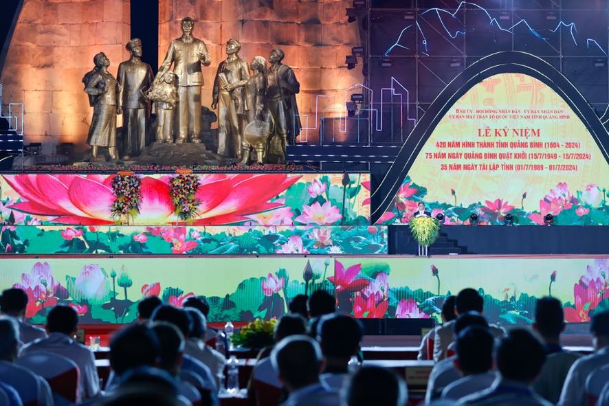Thủ tướng đề nghị Đảng bộ, chính quyền và quân và dân tỉnh Quảng Bình tiếp tục nâng cao tinh thần đoàn kết, tự lực, tự cường, đi lên từ bàn tay, khối óc, mảnh đất, khung trời, cửa biển, bằng sức mạnh nội sinh thực hiện các mục tiêu, nhiệm vụ đề ra - Ảnh: VGP/Nhật Bắc