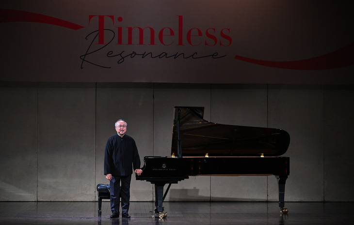 Khán giả vỗ tay không ngớt, thầy trò Đặng Thái Sơn 'đãi' thêm bản piano tám tay- Ảnh 8. Đêm nhạc nằm trong tour lưu diễn vòng quanh thế giới của thầy trò Đặng Thái Sơn