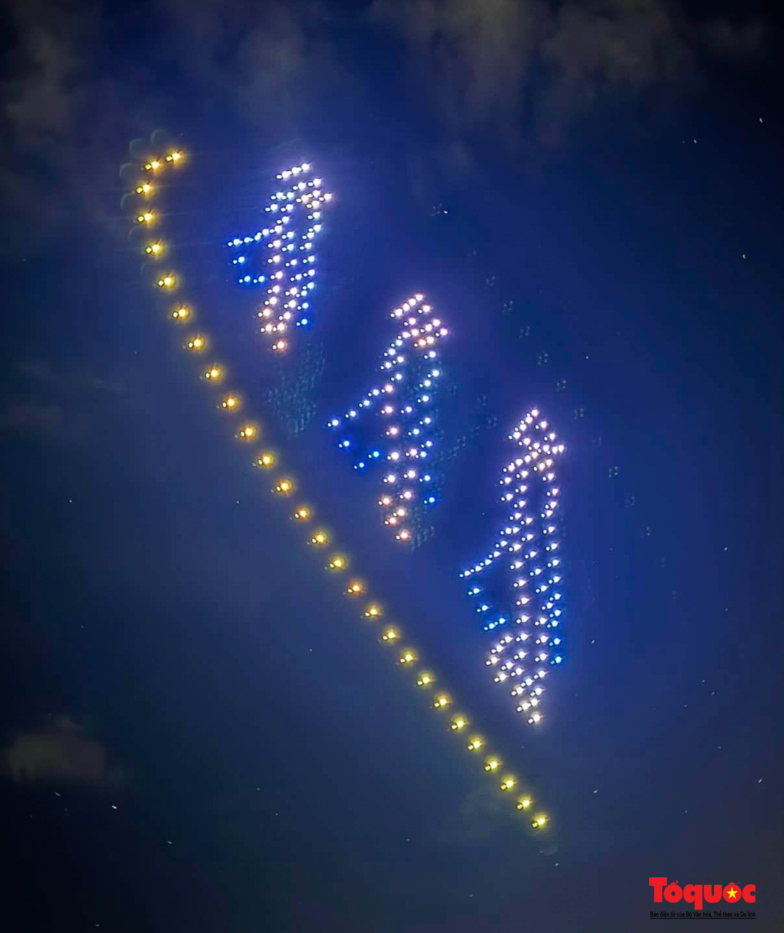 Mãn nhãn màn trình diễn ánh sáng drone light “Thắp sáng bầu trời” ở Hội An - Ảnh 4. Mãn nhãn màn trình diễn ánh sáng drone light “Thắp sáng bầu trời” ở Hội An - Ảnh 4.