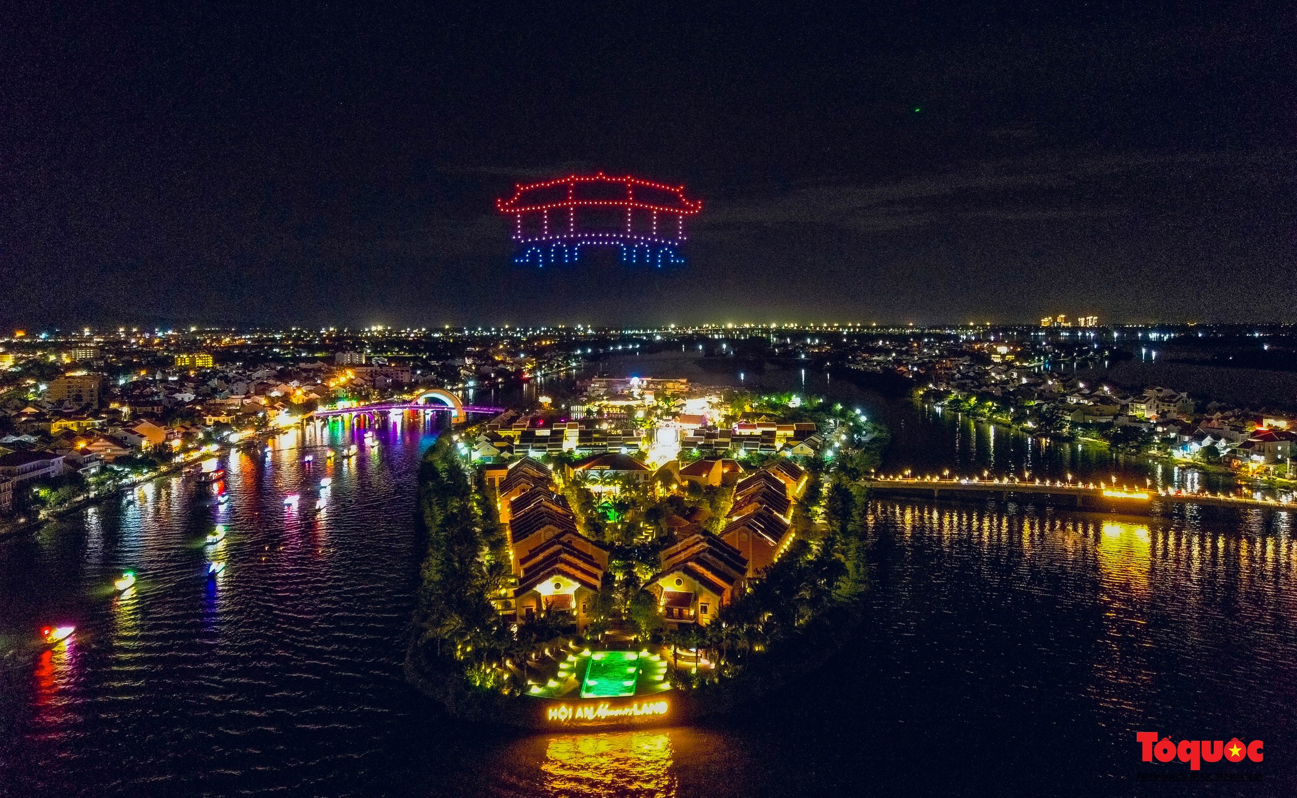 Mãn nhãn màn trình diễn ánh sáng drone light “Thắp sáng bầu trời” ở Hội An - Ảnh 5. Mãn nhãn màn trình diễn ánh sáng drone light “Thắp sáng bầu trời” ở Hội An - Ảnh 5.