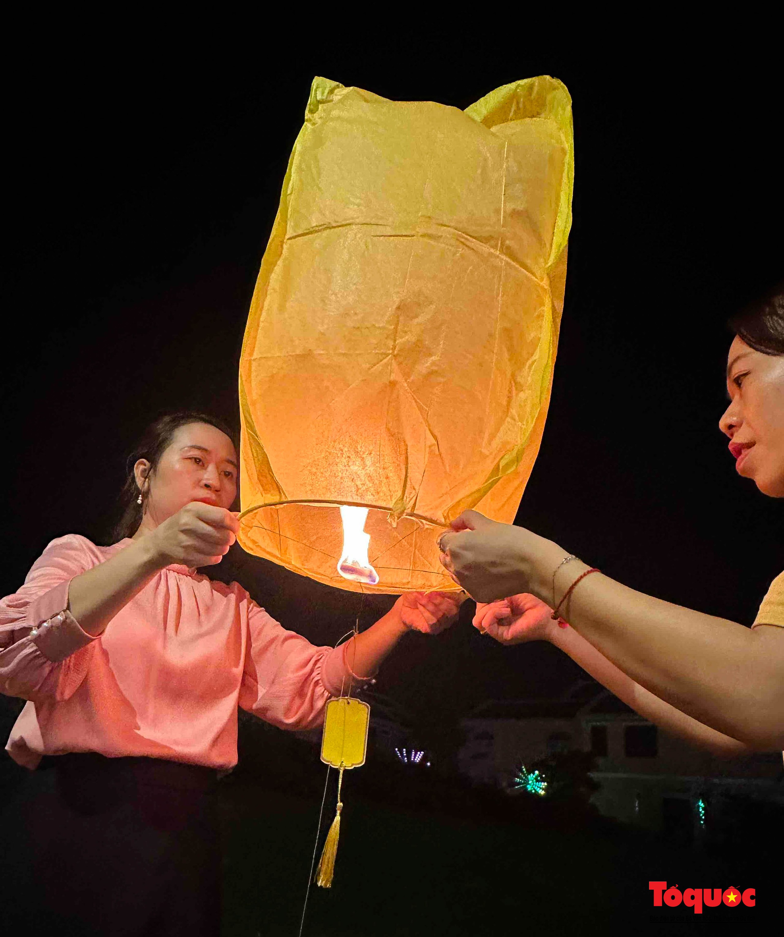 Mãn nhãn màn trình diễn ánh sáng drone light “Thắp sáng bầu trời” ở Hội An - Ảnh 7. Mãn nhãn màn trình diễn ánh sáng drone light “Thắp sáng bầu trời” ở Hội An - Ảnh 7.