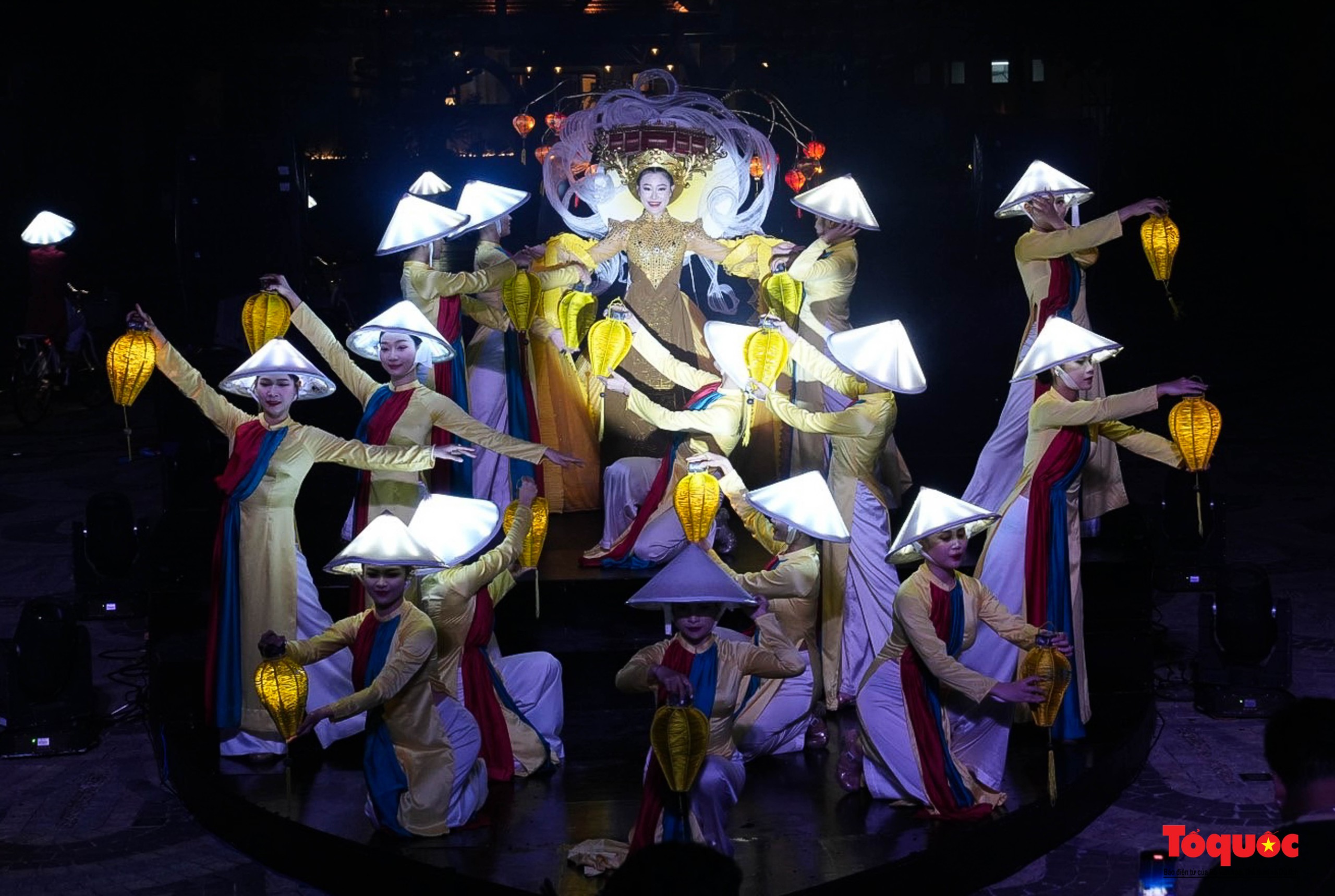 Mãn nhãn màn trình diễn ánh sáng drone light “Thắp sáng bầu trời” ở Hội An - Ảnh 9. Mãn nhãn màn trình diễn ánh sáng drone light “Thắp sáng bầu trời” ở Hội An - Ảnh 9.