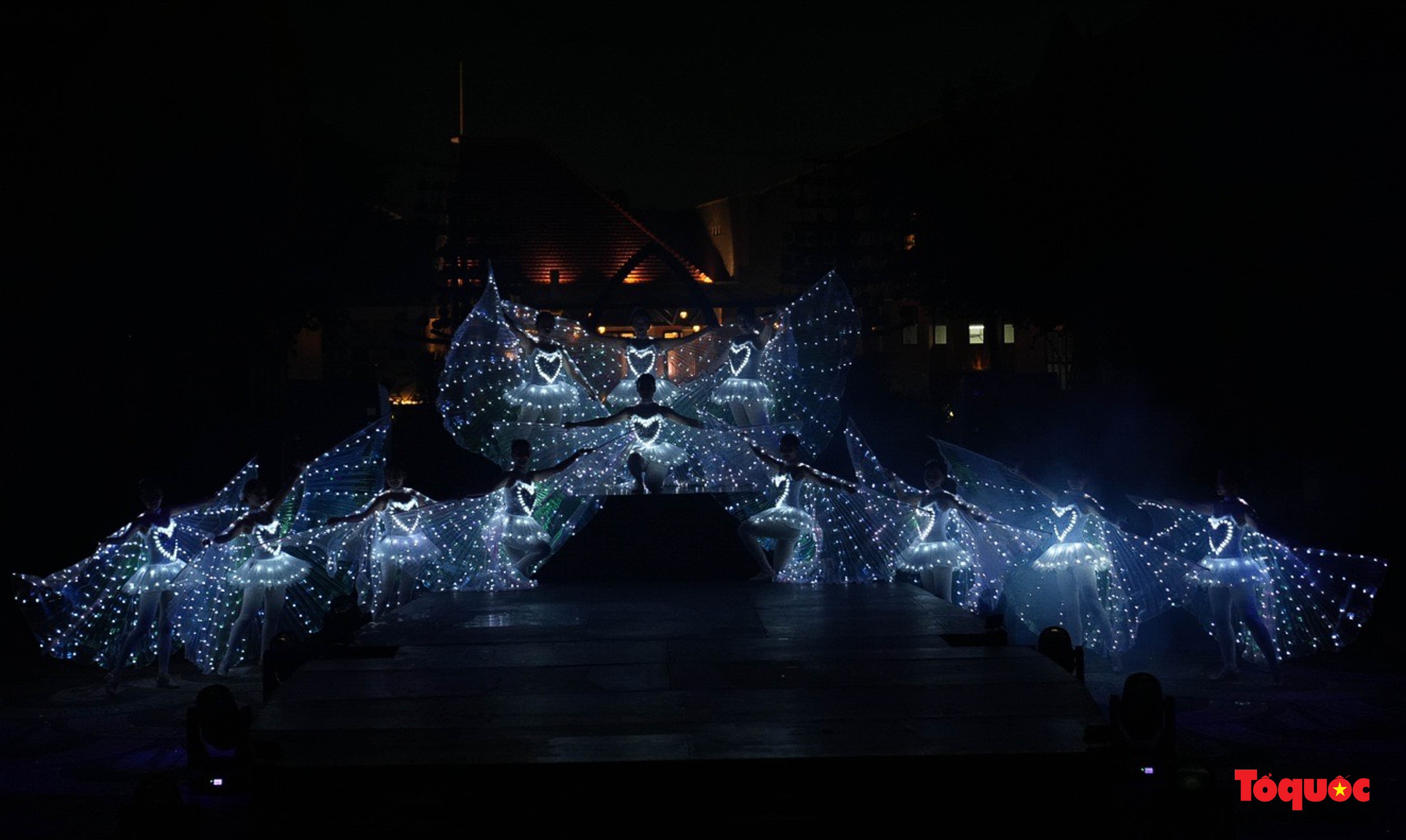 Mãn nhãn màn trình diễn ánh sáng drone light “Thắp sáng bầu trời” ở Hội An - Ảnh 11. Mãn nhãn màn trình diễn ánh sáng drone light “Thắp sáng bầu trời” ở Hội An - Ảnh 11.