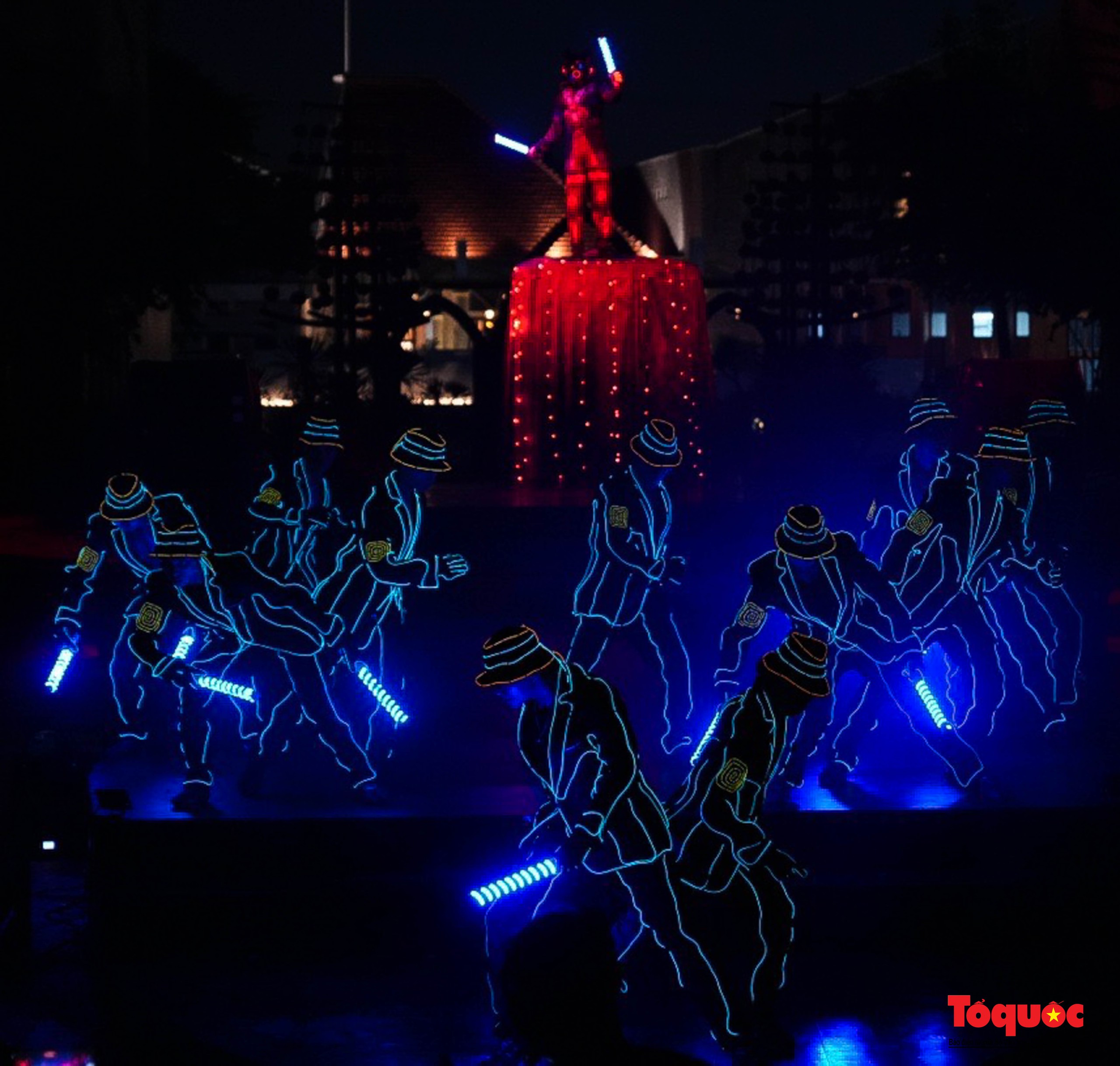 Mãn nhãn màn trình diễn ánh sáng drone light “Thắp sáng bầu trời” ở Hội An - Ảnh 10. Mãn nhãn màn trình diễn ánh sáng drone light “Thắp sáng bầu trời” ở Hội An - Ảnh 10.