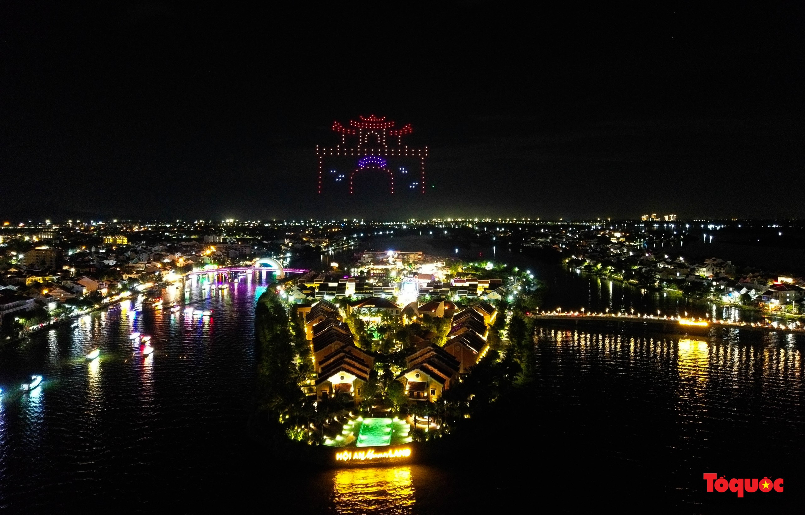 Mãn nhãn màn trình diễn ánh sáng drone light “Thắp sáng bầu trời” ở Hội An - Ảnh 12. Mãn nhãn màn trình diễn ánh sáng drone light “Thắp sáng bầu trời” ở Hội An - Ảnh 12.