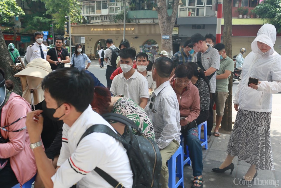 Hà Nội: Người dân đổ xô đi mua “vàng bình ổn giá” trong ngày đầu tiên Hà Nội: Người dân đổ xô đi mua “vàng bình ổn giá” trong ngày đầu tiên
