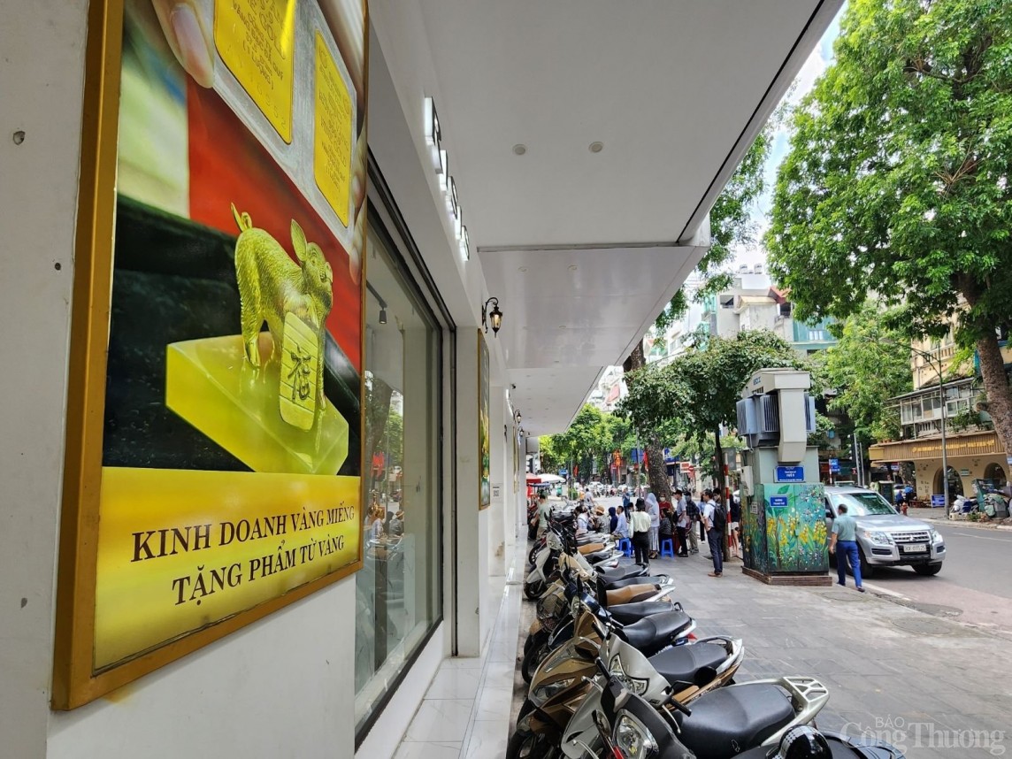 Hà Nội: Người dân đổ xô đi mua “vàng bình ổn giá” trong ngày đầu tiên Hà Nội: Người dân đổ xô đi mua “vàng bình ổn giá” trong ngày đầu tiên