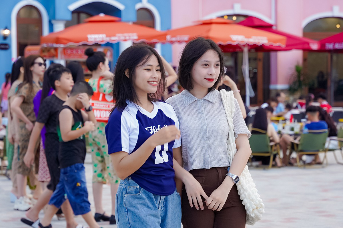 Khu phố thương mại VinWonders Cửa Hội đón lượng khách lớn ngày khai trương- Ảnh 2. Khu phố thương mại - Góc check-in mới, thu hút giới trẻ tại Nghệ An. Ảnh: Đ.H