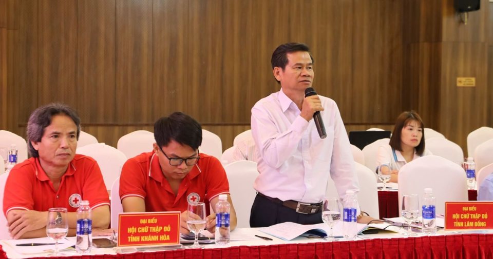 Ông Lê Văn Hoa - Ủy viên Ban Thường vụ Trung ương Hội Chữ thập đỏ Việt Nam, Chủ tịch Hội chữ thập đỏ Tỉnh Khánh Hòa phát biểu tại hội nghị.