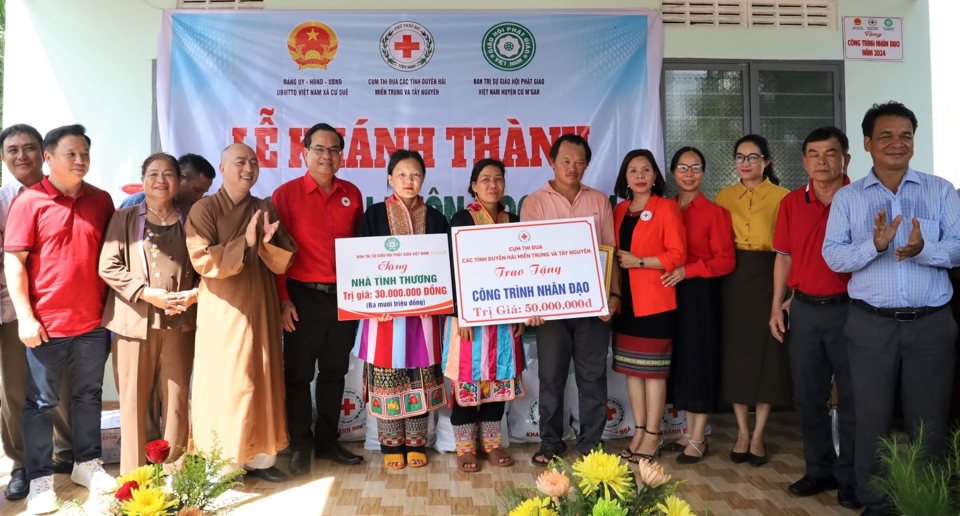 Cụm thi đua Hội Chữ thập đỏ các tỉnh Duyên hải miền Trung và Tây Nguyên đã cắt băng khánh thành bàn giao nhà tình thương cho gia đình ông Triệu Quang Phong, trú tại thôn 5, xã Cư Suê, huyện Cư M’gar, tỉnh Đắk Lắk