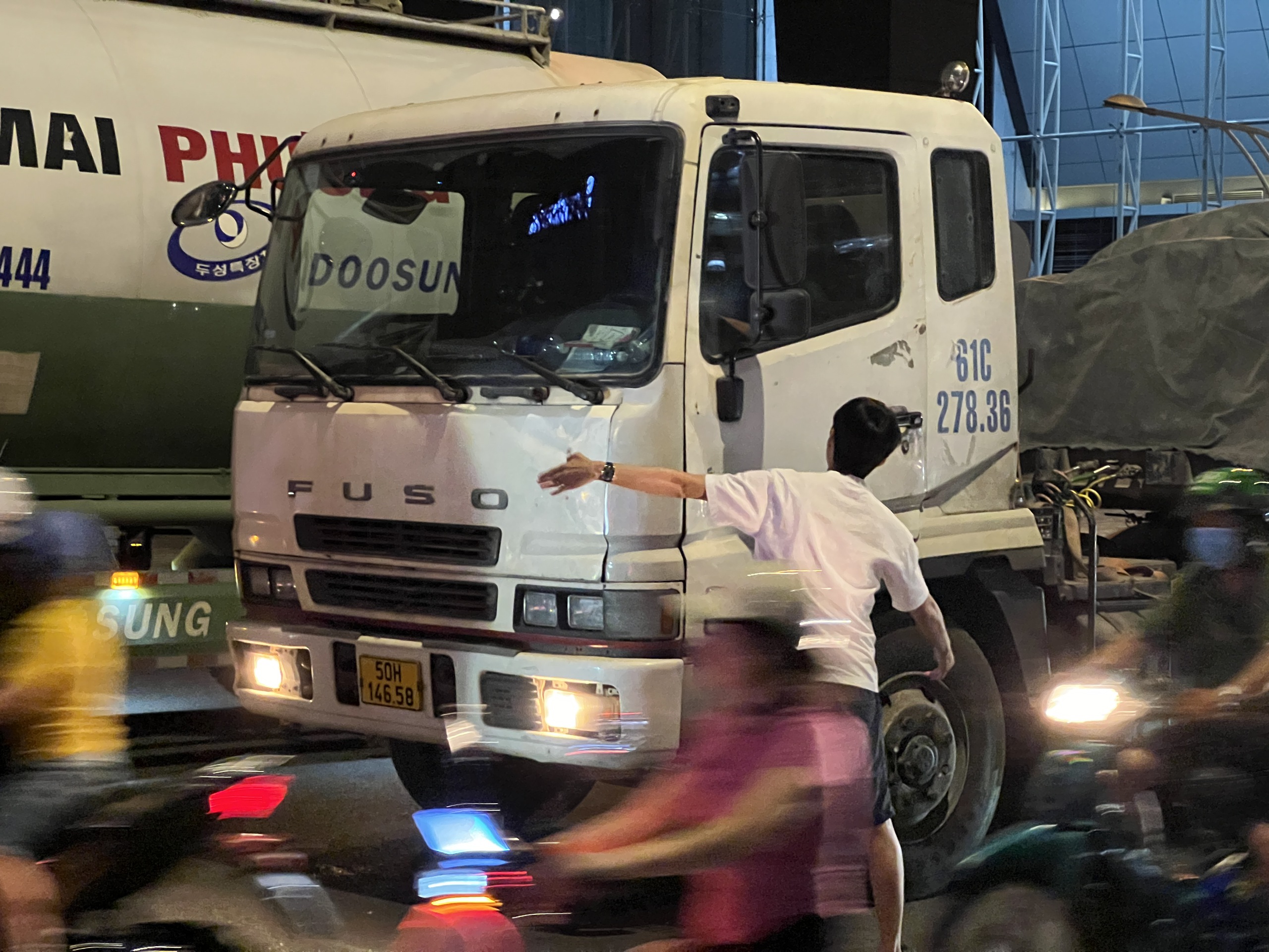 Nóng: Cháy xe giữa cầu Rạch Đĩa 2, giao thông khu nam TP.HCM hỗn loạn- Ảnh 5. Nóng: Cháy xe giữa cầu Rạch Đĩa 2, giao thông khu nam TP.HCM hỗn loạn- Ảnh 5.