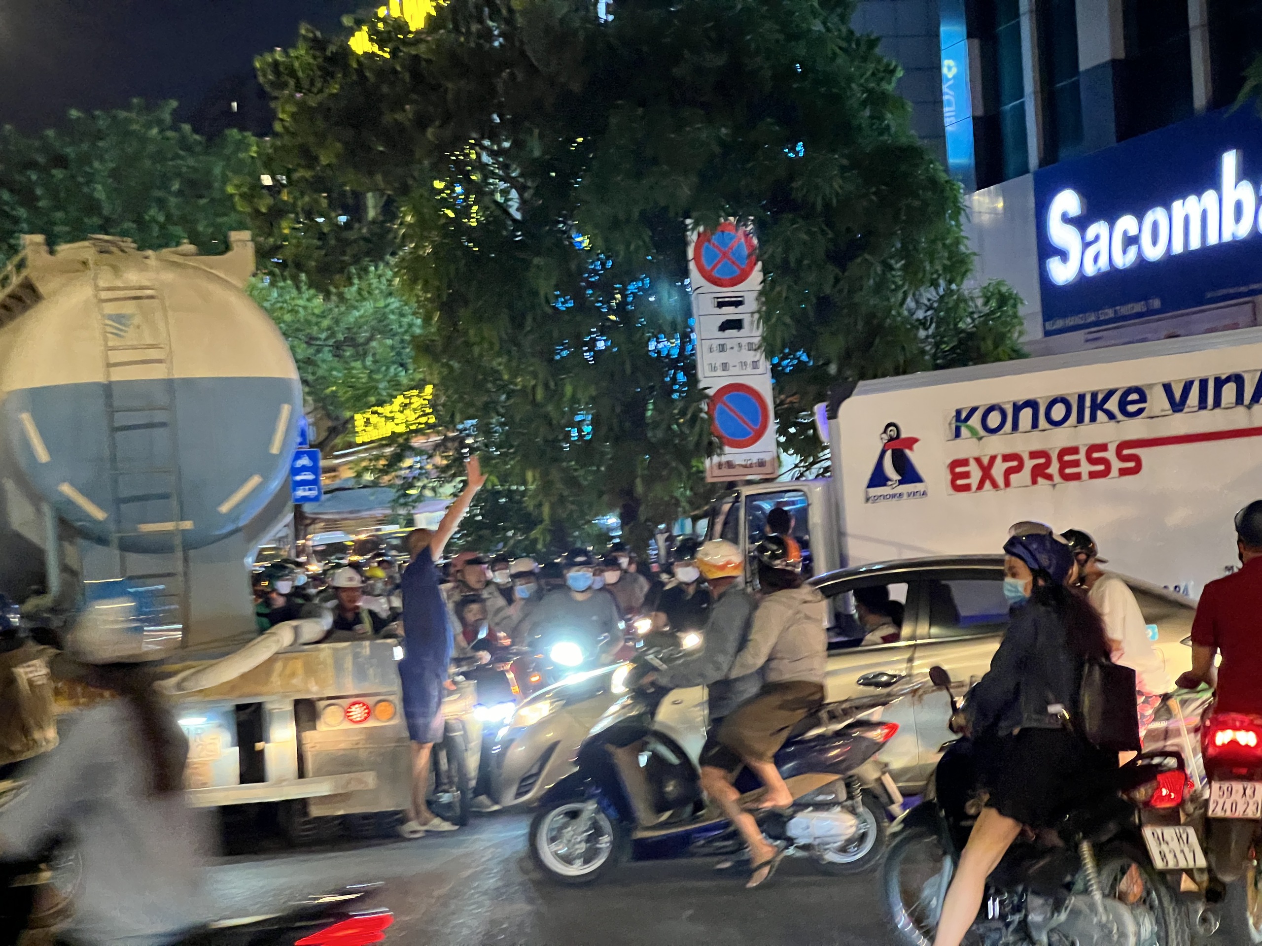 Nóng: Cháy xe giữa cầu Rạch Đĩa 2, giao thông khu nam TP.HCM hỗn loạn- Ảnh 4. Nóng: Cháy xe giữa cầu Rạch Đĩa 2, giao thông khu nam TP.HCM hỗn loạn- Ảnh 4.