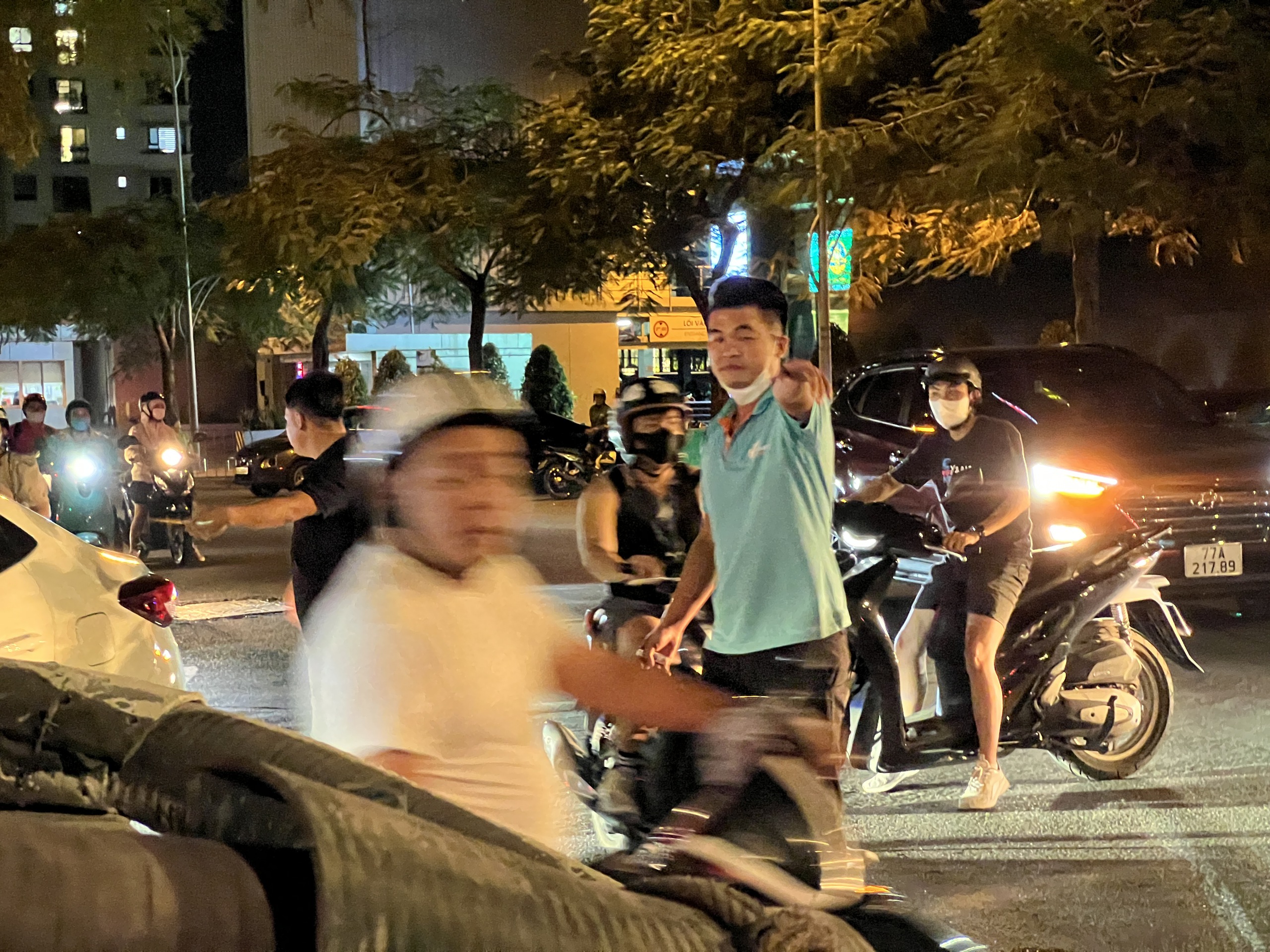 Nóng: Cháy xe giữa cầu Rạch Đĩa 2, giao thông khu nam TP.HCM hỗn loạn- Ảnh 6. Nóng: Cháy xe giữa cầu Rạch Đĩa 2, giao thông khu nam TP.HCM hỗn loạn- Ảnh 6.