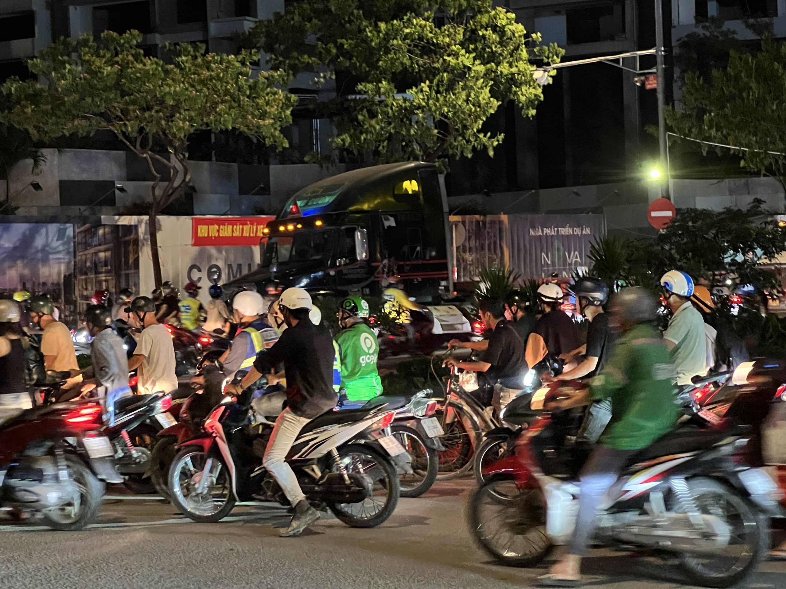 Nóng: Cháy xe giữa cầu Rạch Đĩa 2, giao thông khu nam TP.HCM hỗn loạn- Ảnh 8. Nóng: Cháy xe giữa cầu Rạch Đĩa 2, giao thông khu nam TP.HCM hỗn loạn- Ảnh 8.