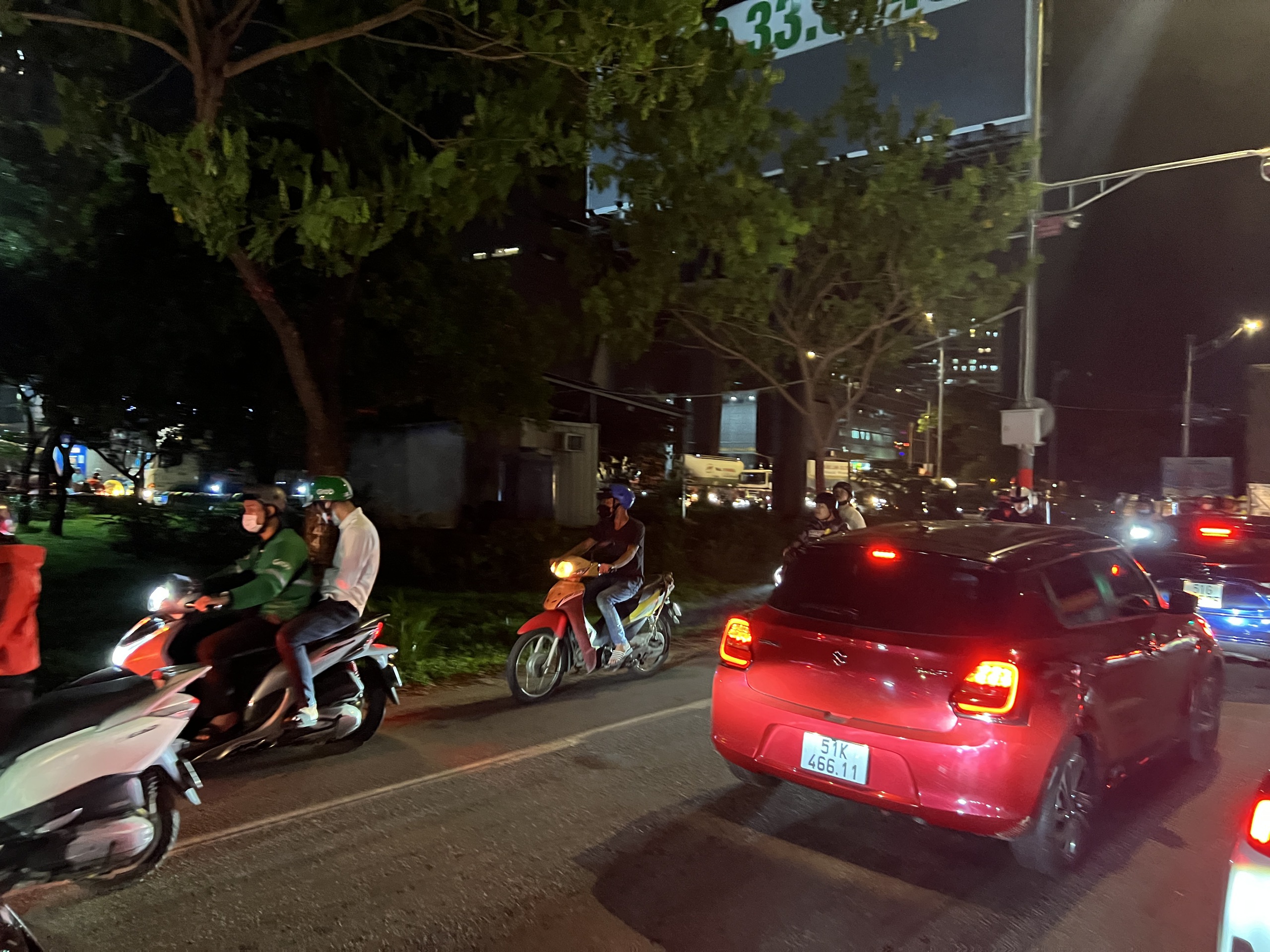 Nóng: Cháy xe giữa cầu Rạch Đĩa 2, giao thông khu nam TP.HCM hỗn loạn- Ảnh 9. Nóng: Cháy xe giữa cầu Rạch Đĩa 2, giao thông khu nam TP.HCM hỗn loạn- Ảnh 9.
