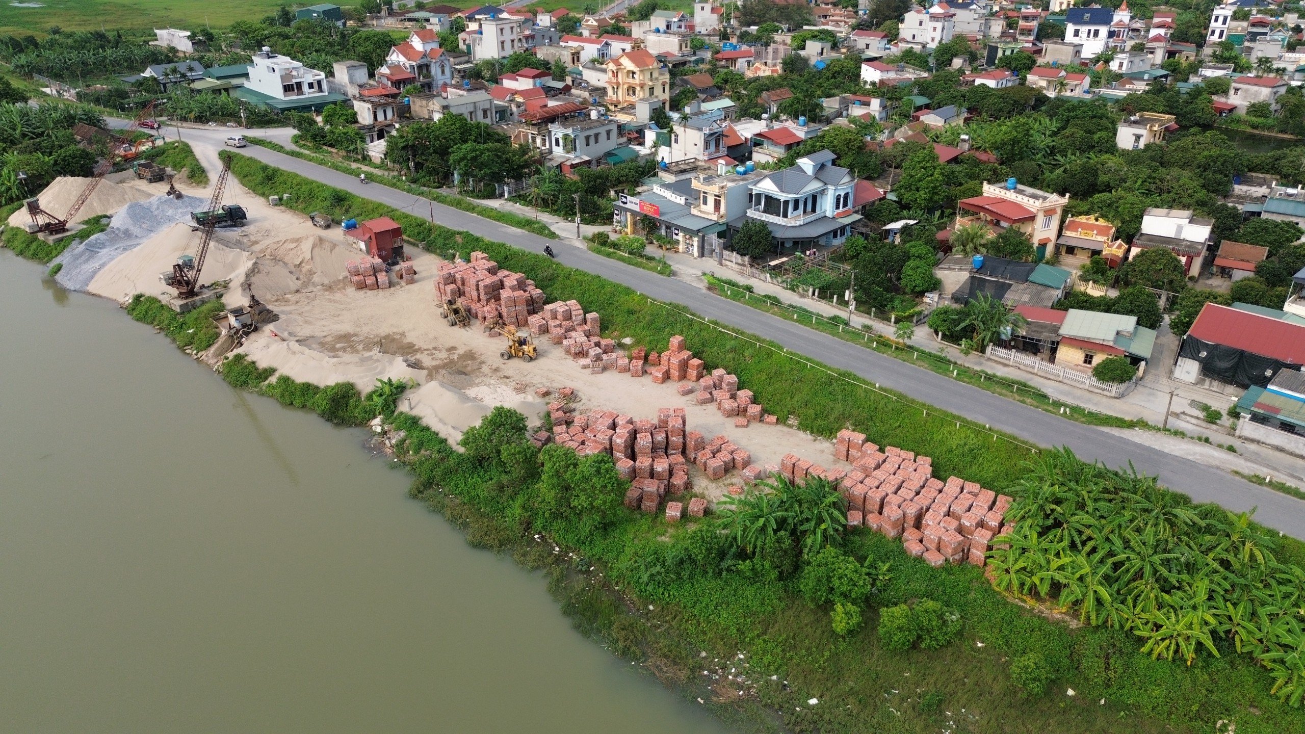 Loạt bến bãi trái phép ven sông Trà Lý, xã loay hoay xử lý- Ảnh 3. Loạt bến bãi trái phép ven sông Trà Lý, xã loay hoay xử lý- Ảnh 3.