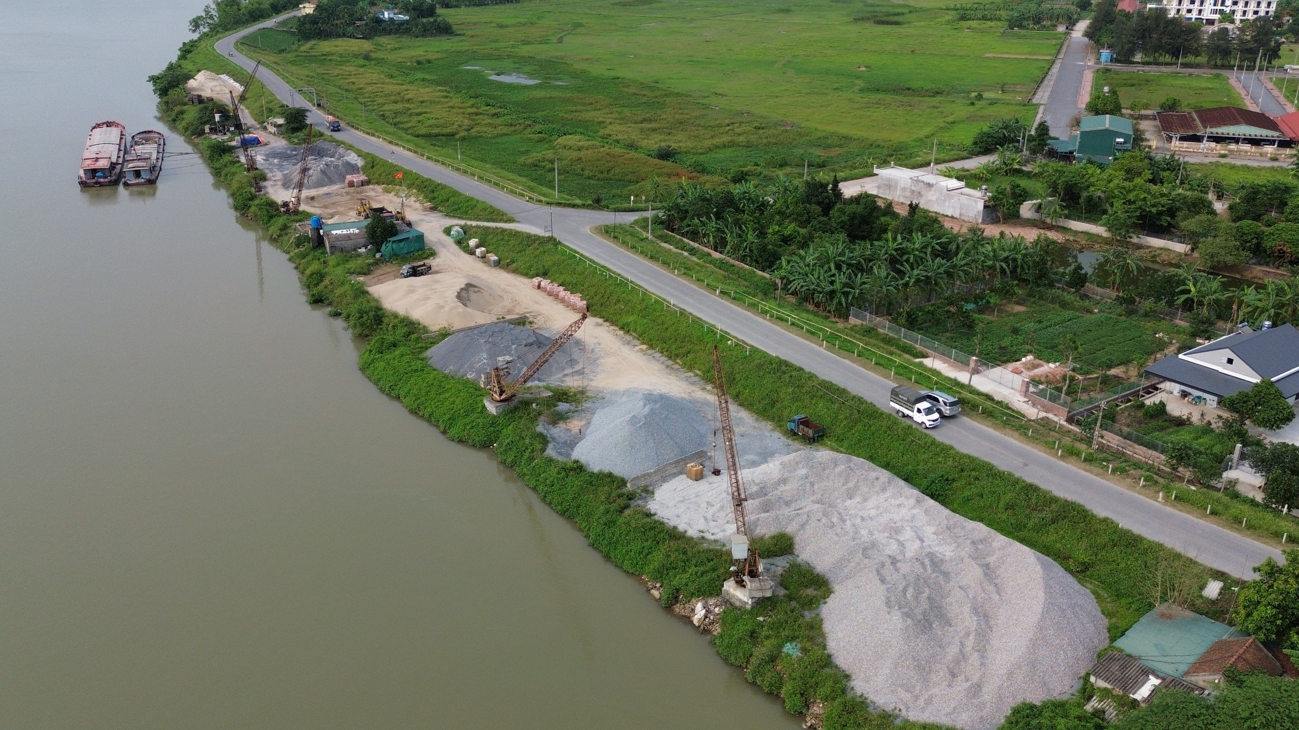 Loạt bến bãi trái phép ven sông Trà Lý, xã loay hoay xử lý- Ảnh 2. Loạt bến bãi trái phép ven sông Trà Lý, xã loay hoay xử lý- Ảnh 2.