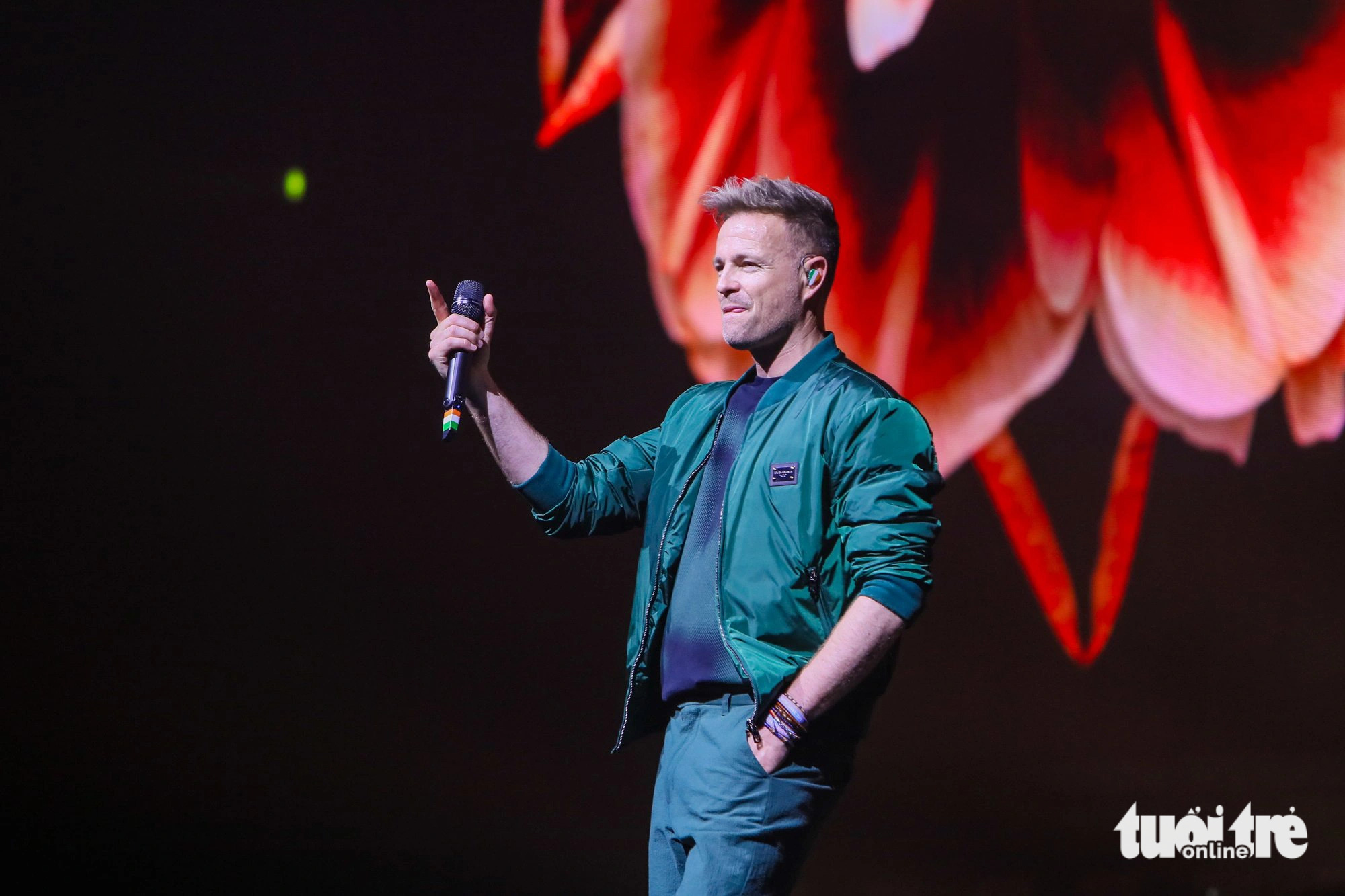 Fan ruột ôm Westlife chặt cứng, Hà Nội ‘bão’ rất to đêm qua- Ảnh 8. Nicky Byrne được xem là cây hài của nhóm, trên sân khấu anh