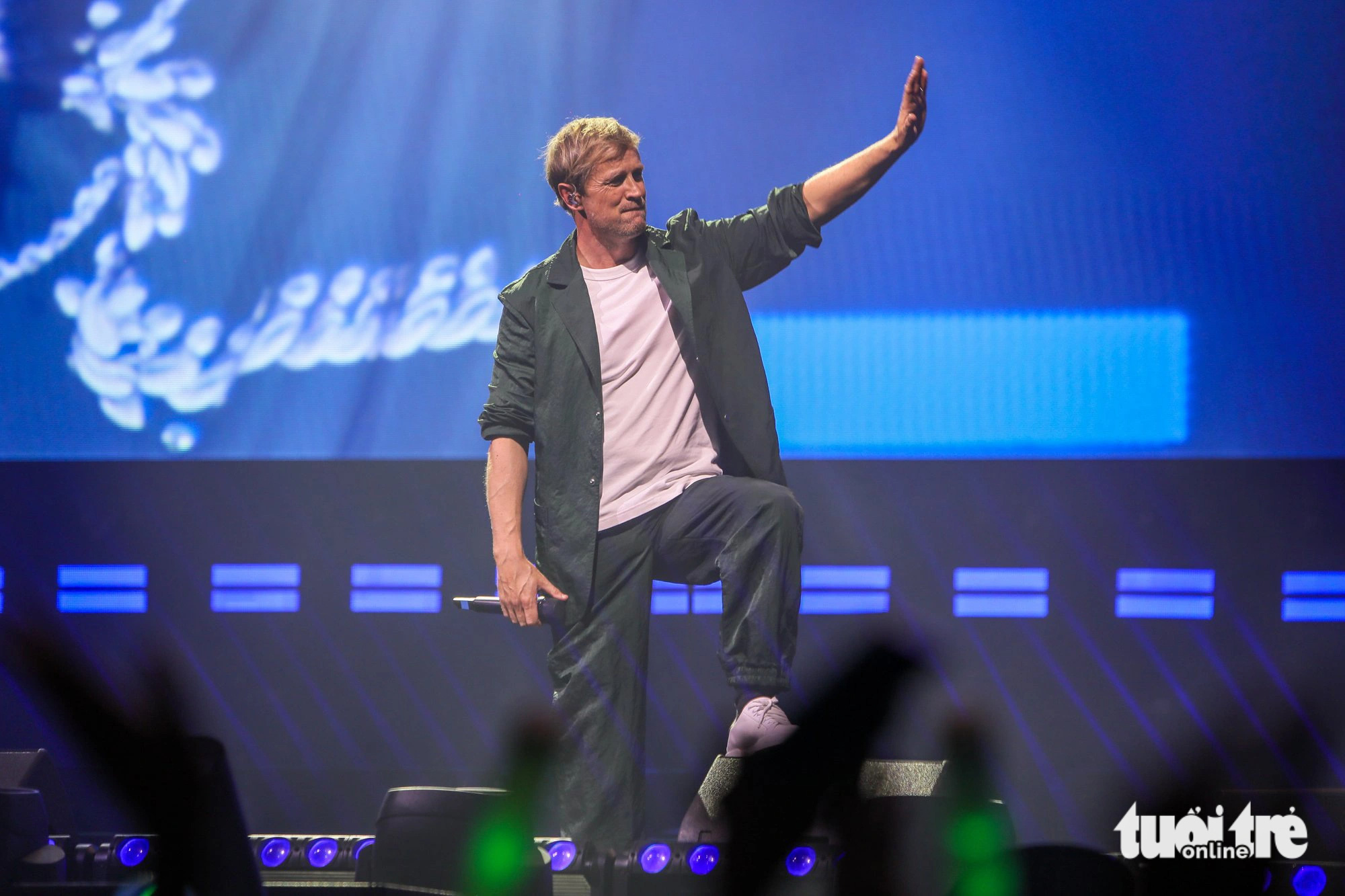 Fan ruột ôm Westlife chặt cứng, Hà Nội ‘bão’ rất to đêm qua- Ảnh 9. Kian Egan khiến nhiều fan tan chảy bởi giọng hát