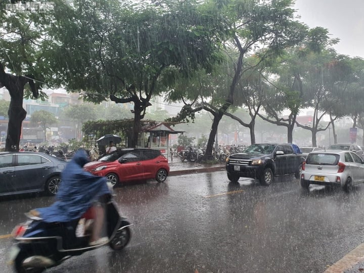 Mưa to đến rất to, Trung tâm Khí tượng cảnh báo nhiều tuyến phố Hà Nội ngập úng với độ sâu phổ biến từ 30-50cm- Ảnh 3. Mưa to đến rất to, Trung tâm Khí tượng cảnh báo nhiều tuyến phố Hà Nội ngập úng với độ sâu phổ biến từ 30-50cm- Ảnh 3.