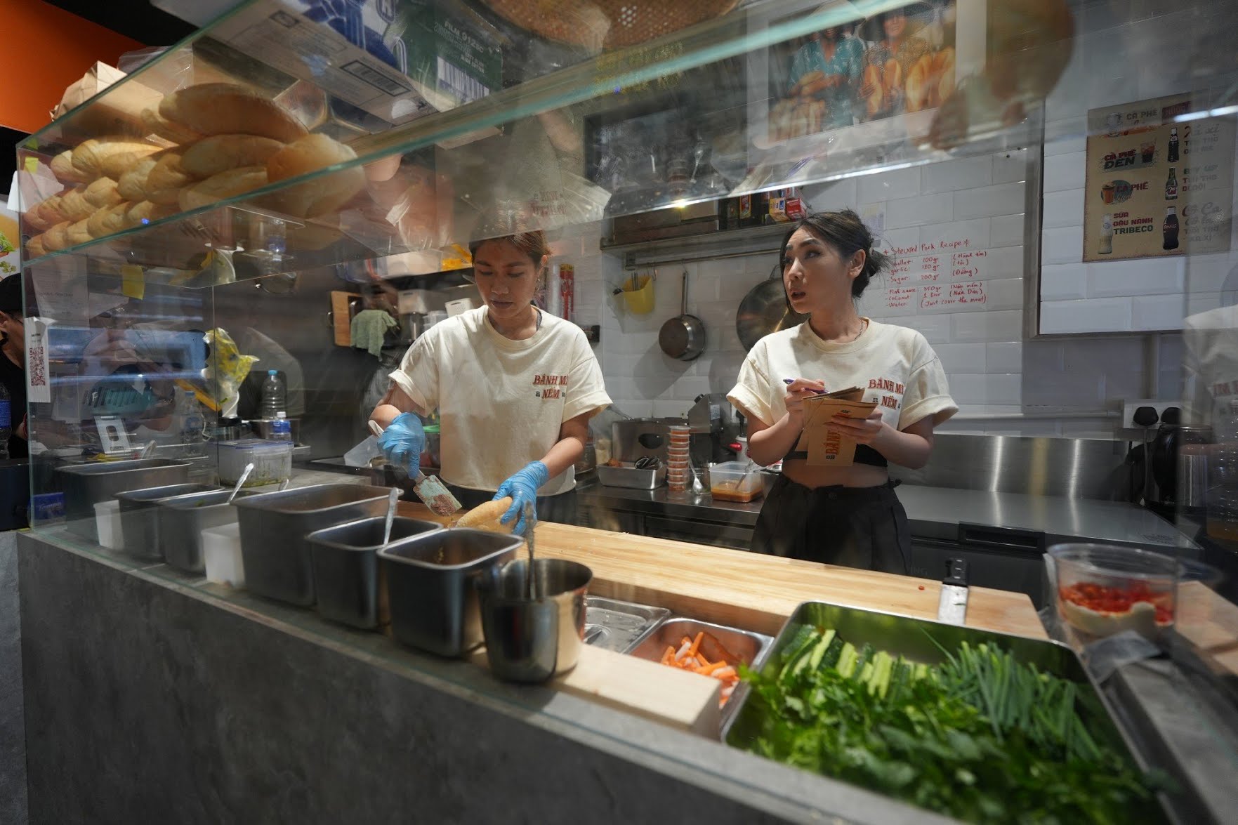 'Bí mật' trong ổ bánh mì Việt Nam có hương vị đích thực nhất Hồng Kông- Ảnh 2. 'Bí mật' trong ổ bánh mì Việt Nam có hương vị đích thực nhất Hồng Kông- Ảnh 2.