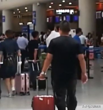1 công nhân may có tài khoản 352 tỷ đồng, ngân hàng bắt tay cảnh sát vạch trần đường dây 17 tội phạm, tịch thu số tiền đếm 7 tiếng chưa hết - Ảnh 3. 1 công nhân may có tài khoản 352 tỷ đồng, ngân hàng bắt tay cảnh sát vạch trần đường dây 17 tội phạm, tịch thu số tiền đếm 7 tiếng chưa hết - Ảnh 3.