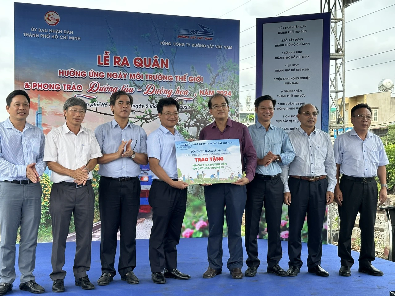 Trồng hoa làm đẹp đường sắt Bắc - Nam nhân ngày Môi trường thế giới- Ảnh 2. Trồng hoa làm đẹp đường sắt Bắc - Nam nhân ngày Môi trường thế giới- Ảnh 2.