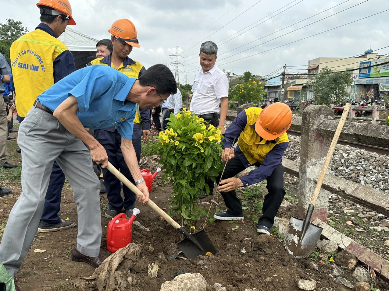 Trồng hoa làm đẹp đường sắt Bắc - Nam nhân ngày Môi trường thế giới- Ảnh 3. Trồng hoa làm đẹp đường sắt Bắc - Nam nhân ngày Môi trường thế giới- Ảnh 3.