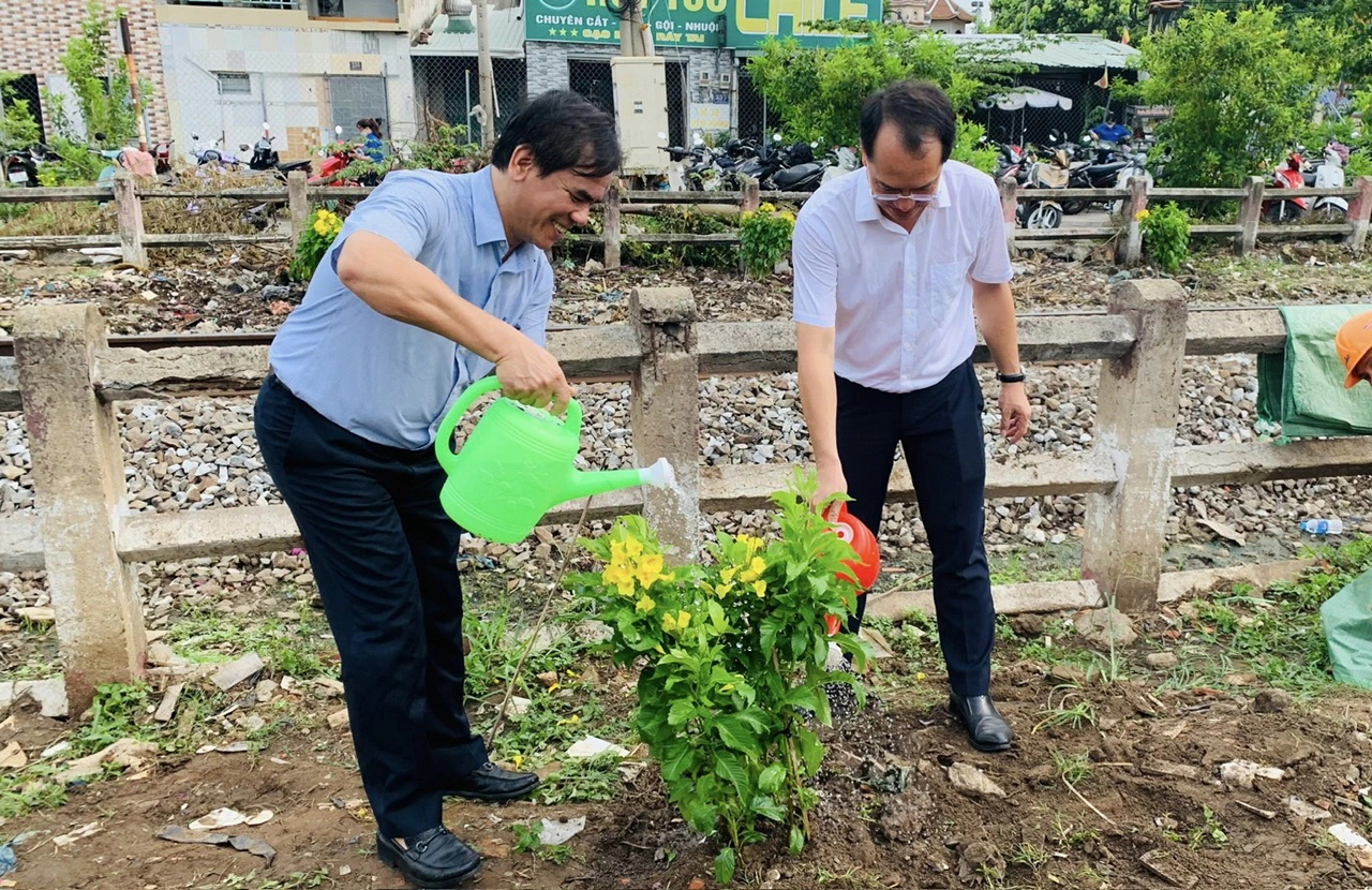Trồng hoa làm đẹp đường sắt Bắc - Nam nhân ngày Môi trường thế giới- Ảnh 4. Trồng hoa làm đẹp đường sắt Bắc - Nam nhân ngày Môi trường thế giới- Ảnh 4.